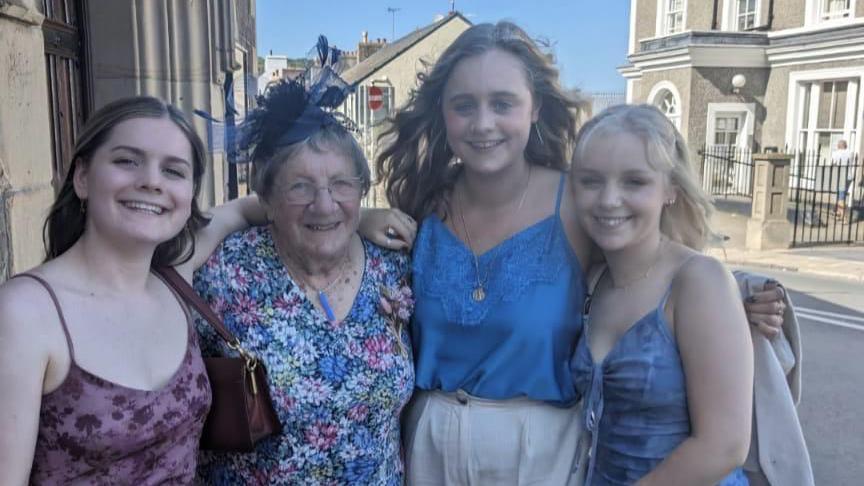 Megan Lloyd, ei chwiorydd a'u nain