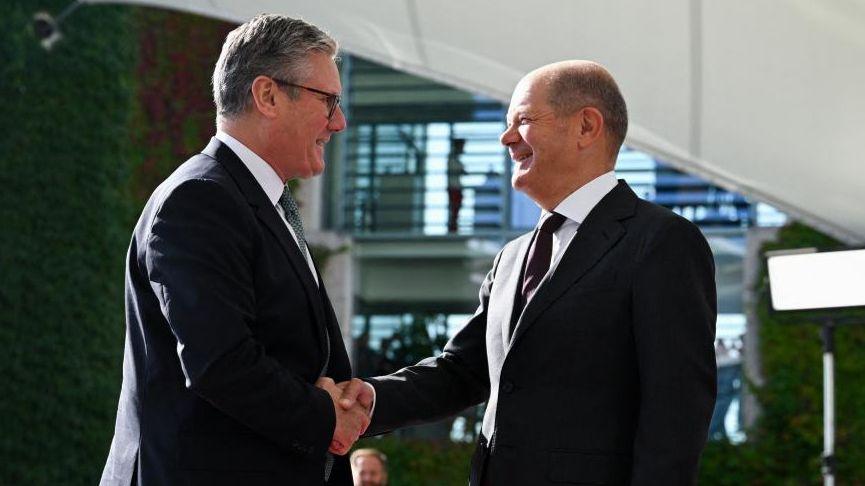 German Chancellor Olaf Scholz (R) welcomes new British Prime Minister Keir Starmer at the Chancellery