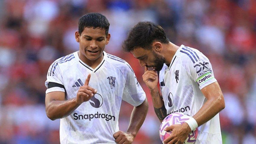 Diego Leon (left) in conversation with skipper Bruno Fernandes in Stockholm