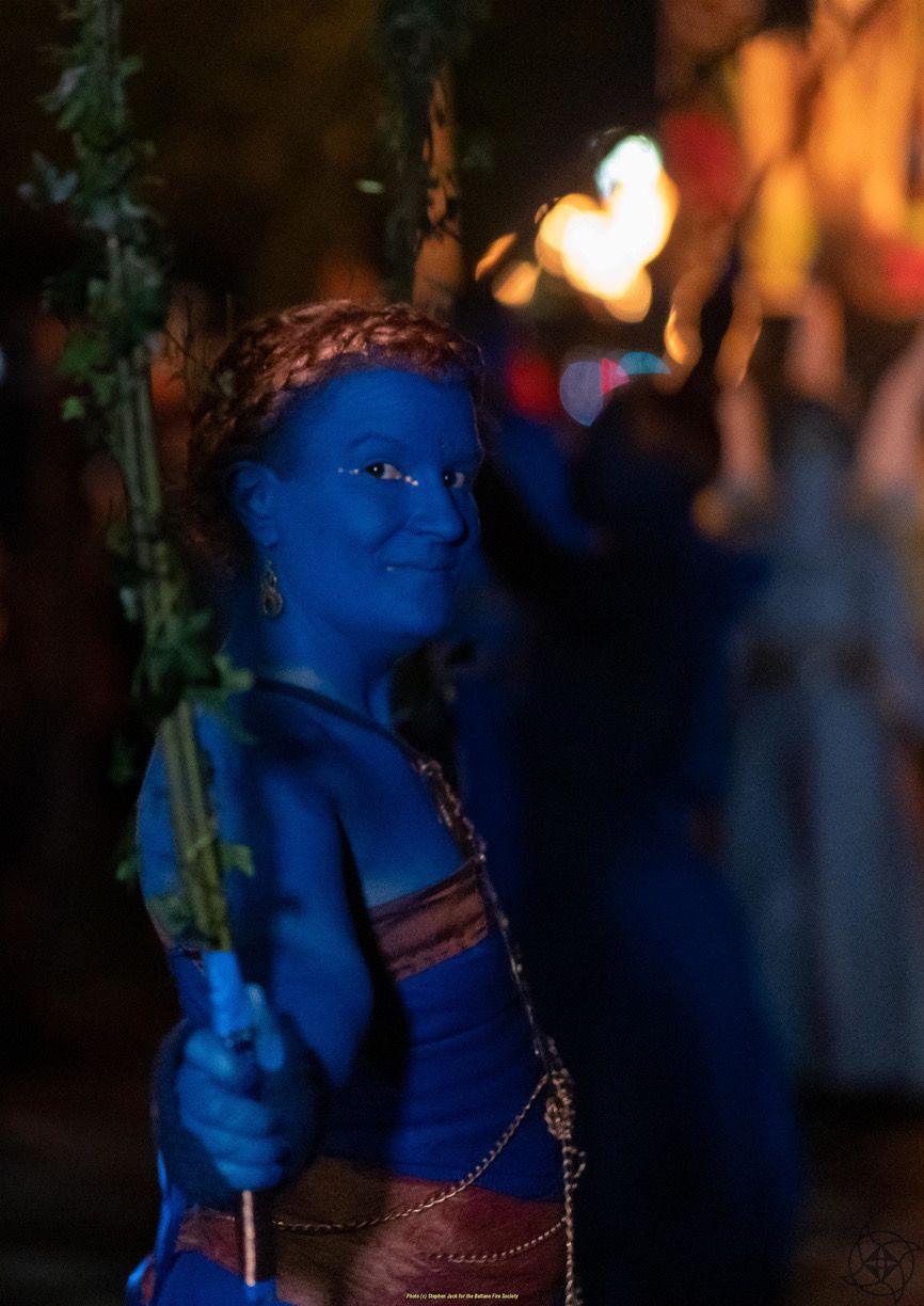 Siri performing as a Blue