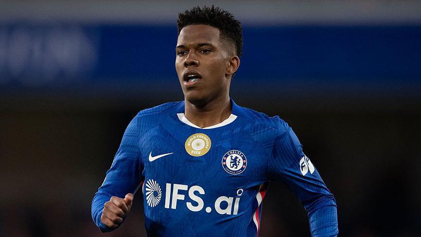 Estevao Willian running in a Chelsea shirt against Manchester United