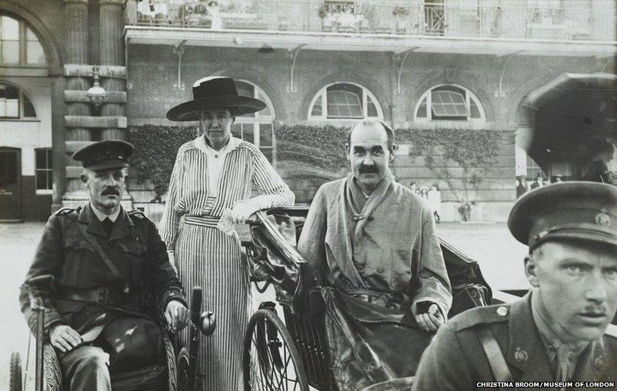 Wounded patients from King Edward VII’s Hospital for Officers visit the Royal Mews in 1915