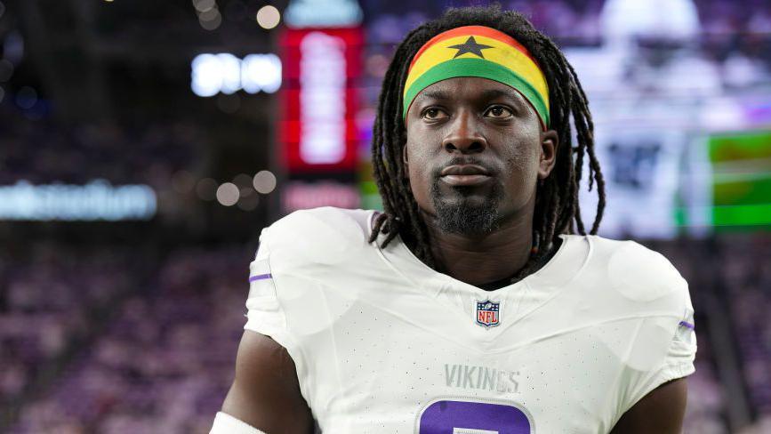Minnesota Vikings linebacker Brian Asamoah wearing a Ghana headband