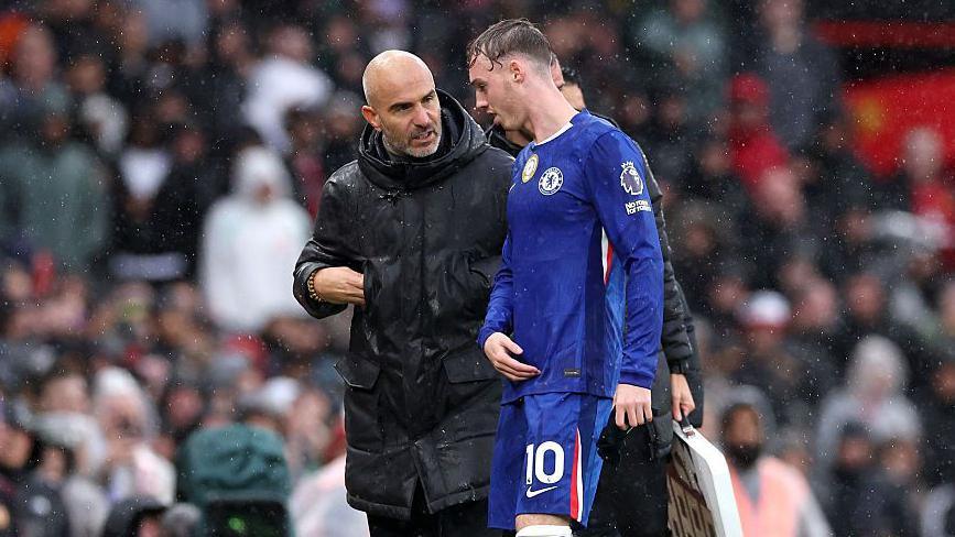 Chelsea's Cole Palmer talks with boss Enzo Maresca after being substituted at Old Trafford