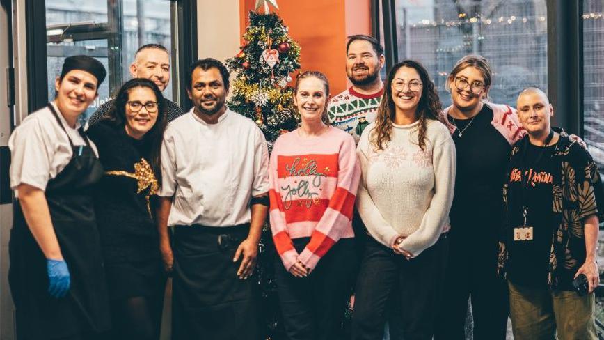 Gwirfoddolwyr a staff oedd yn gyfrifol am y pryd Nadolig