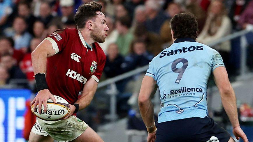 Hugo Keenan in action against the Waratahs