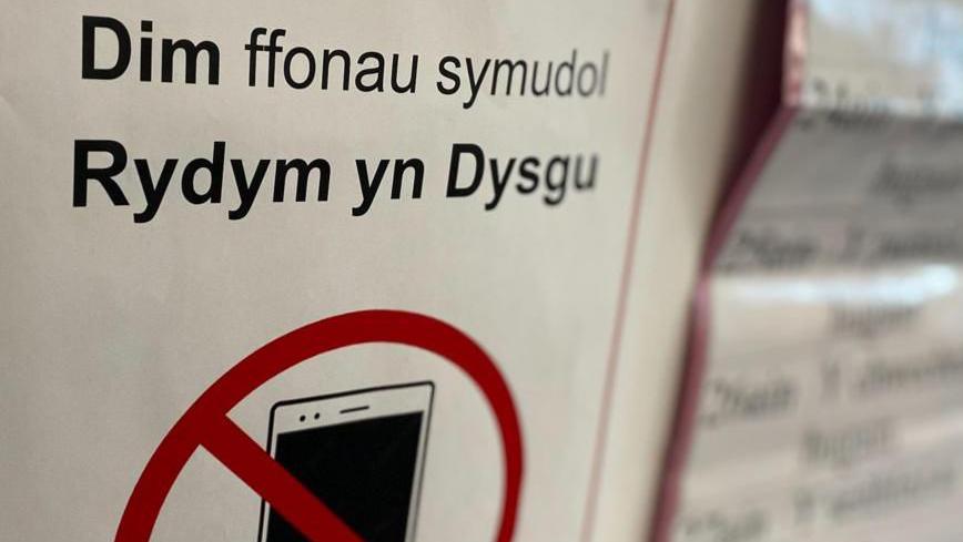 Arwydd dim ffonau symudol