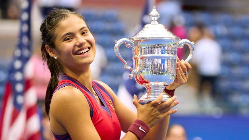 Emma Raducanu holding the US Open trophy in 2021