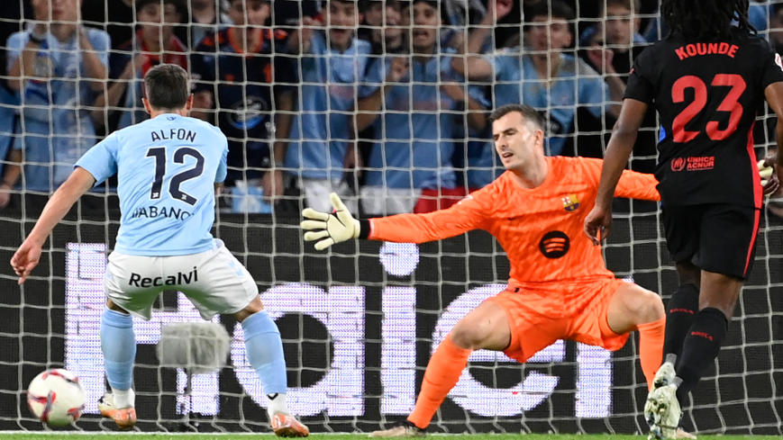  Alfonso Gonzalez scores for Celta Vigo against Barcelona