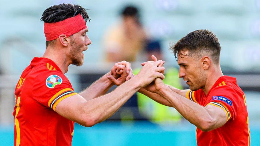 Wales striker Kieffer Moore (left) and Aaron Ramsey in 2021