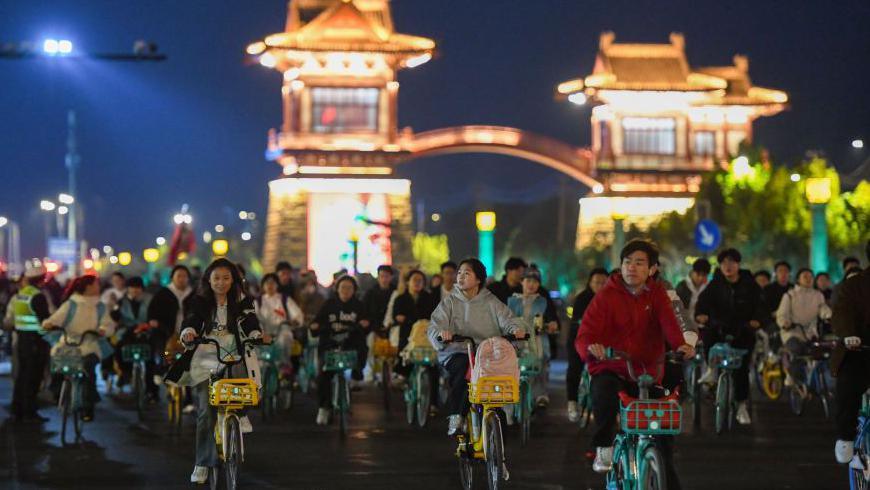 College students from Zhengzhou cycle to Kaifeng, 50 km away, at night on November 9, 2024 in Kaifeng, Henan Province of China