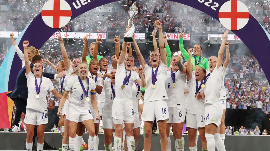 Chwaraewyr Lloegr yn dathlu wedi iddynt drechu'r Almaen i ennill Euro 2022
