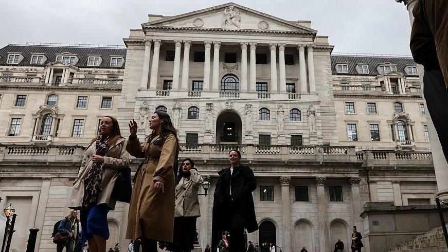 People walking past the Bank of England