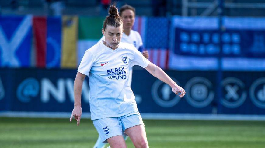 Angharad James yn chwarae i Seattle Reign yn y WSL yn yr Unol Daleithiau.