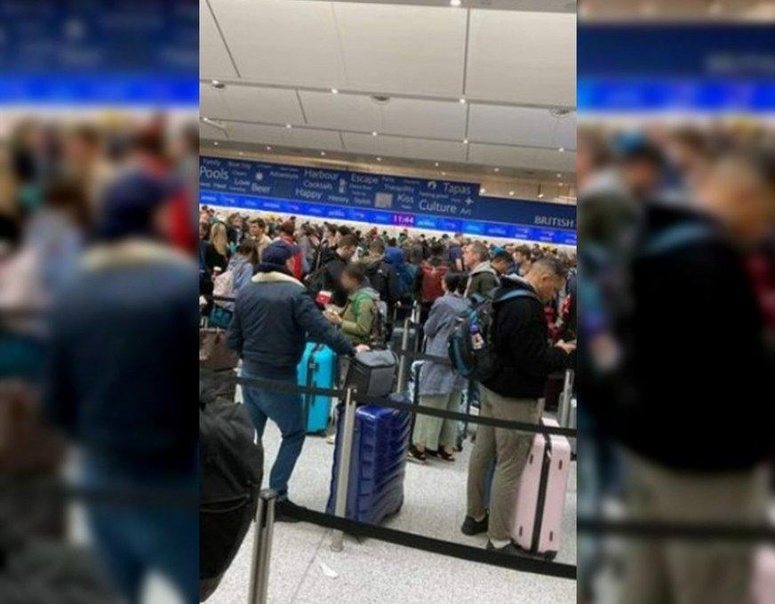 Queues at the airport