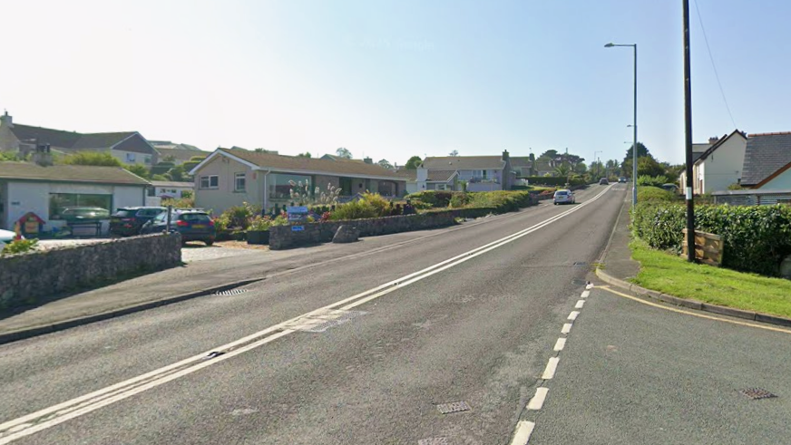 Rhan o'r A5025 yn ardal Porthllechog ger Amlwch