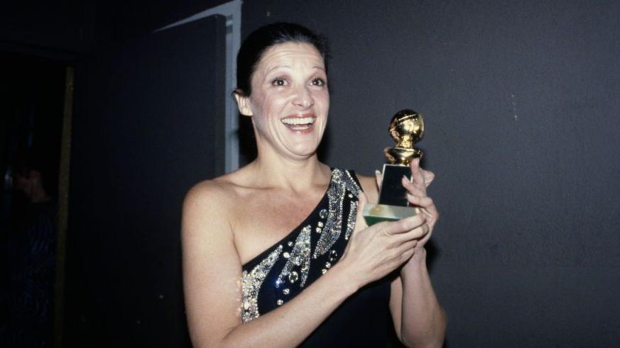 Yr actores a'r gantores Americanaidd Linda Lavin gyda'i Golden Globe 