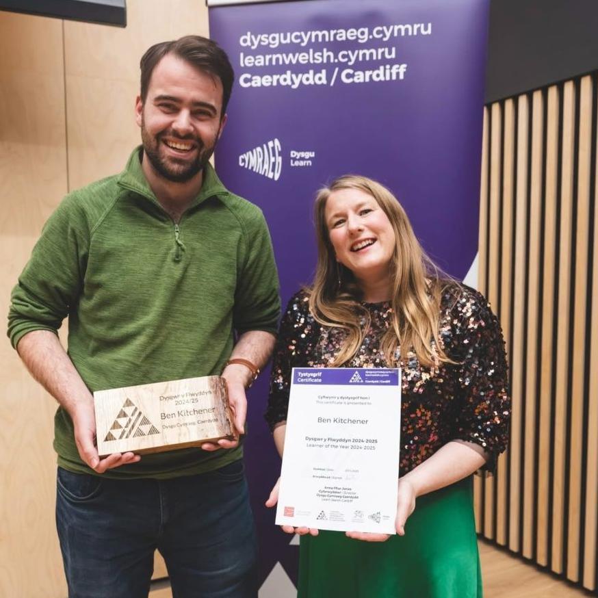 Ben yn derbyn ei dystysgrif am ddysgu Cymraeg