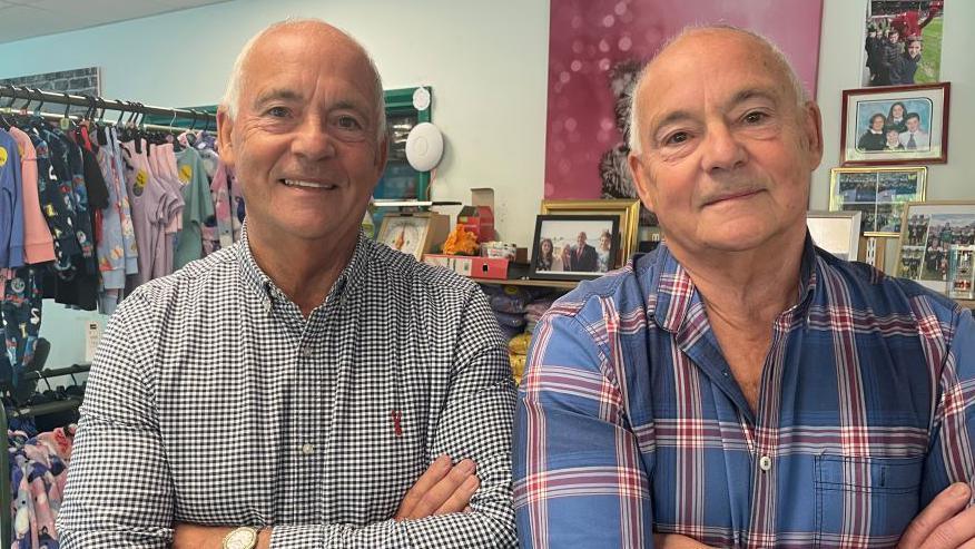 Mae David a Nigel Aykroyd yn berchen ar ffatri dillad nos yn Y Bala