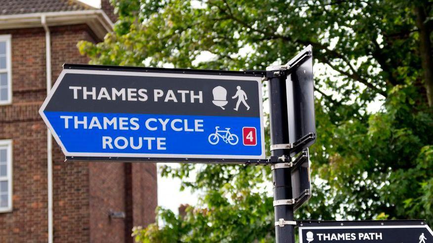 Sign on the Thames Path 