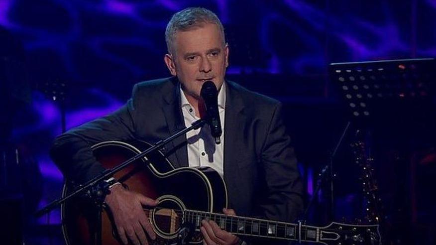 Huw Chiswell: 'Cyffro' am y Gymraeg ymysg pobl ifanc ardal Y Cwm - BBC ...