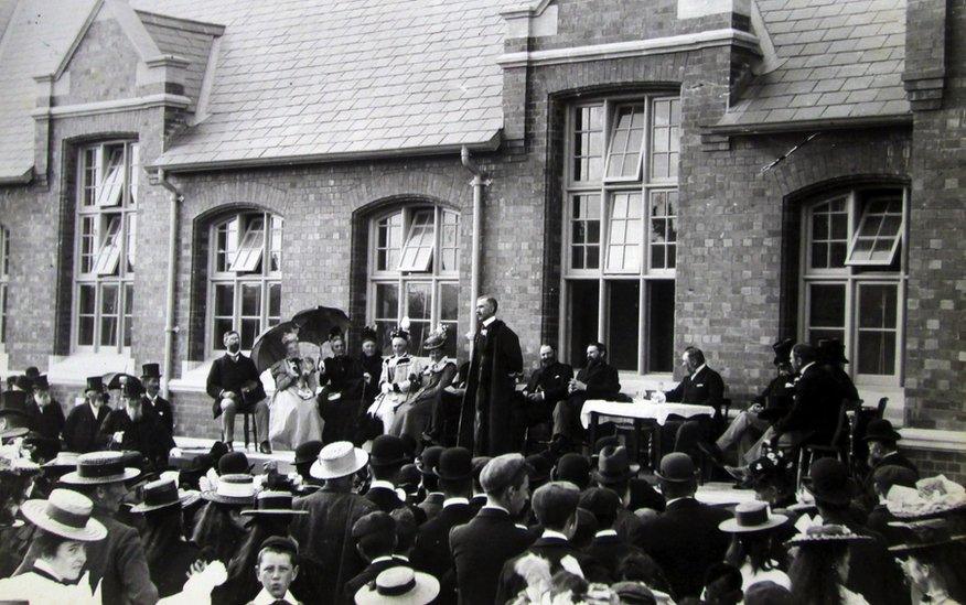 Agor Ysgol Uwchradd Aberteifi yn 1898