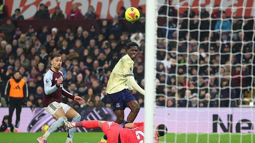 Thierno Barry scores Everton's winner