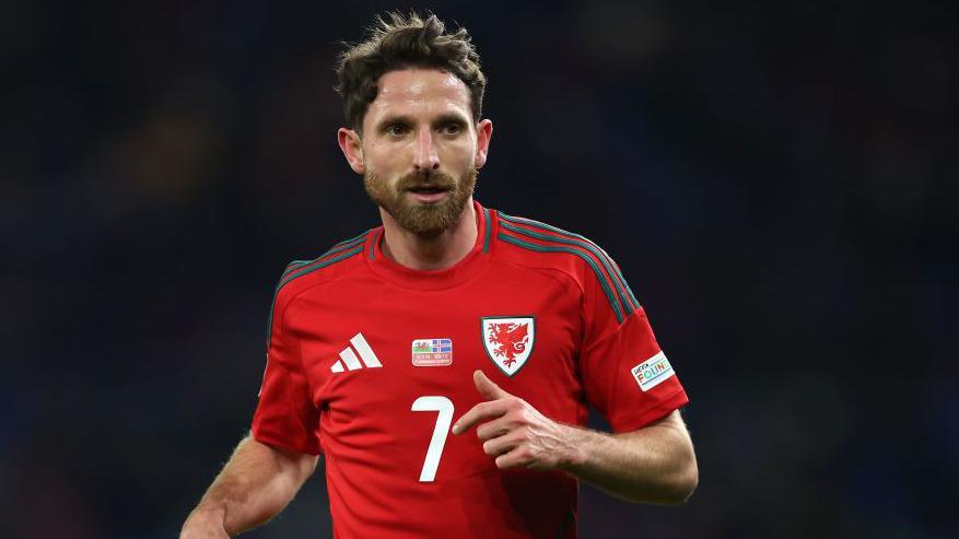 Joe Allen yn chwarae dros Gymru yn erbyn Gwlad yr Iâ yng Ngynghrair y Cenhedloedd