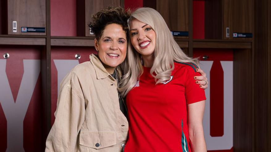 Amy Wadge a Liss Jones