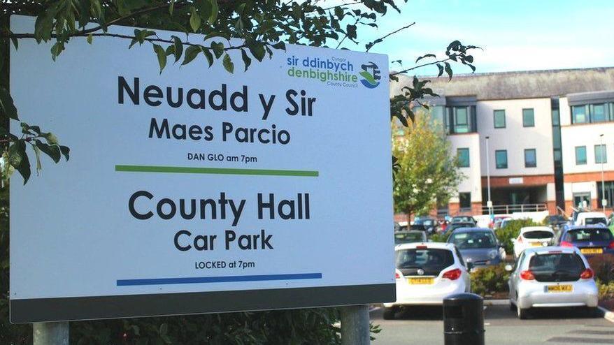 Pencadlys Cyngor Sir Ddinbych yn Rhuthun