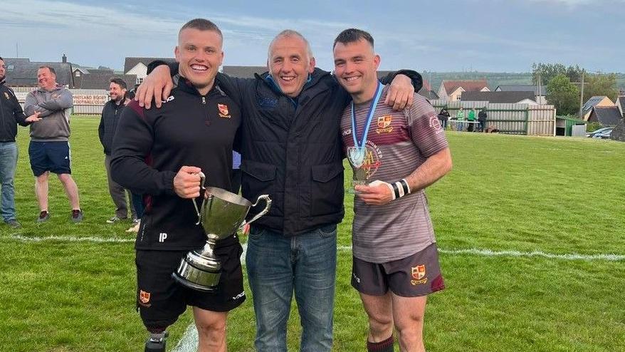 Ifan, ei frawd Dafydd a'i dad Kevin