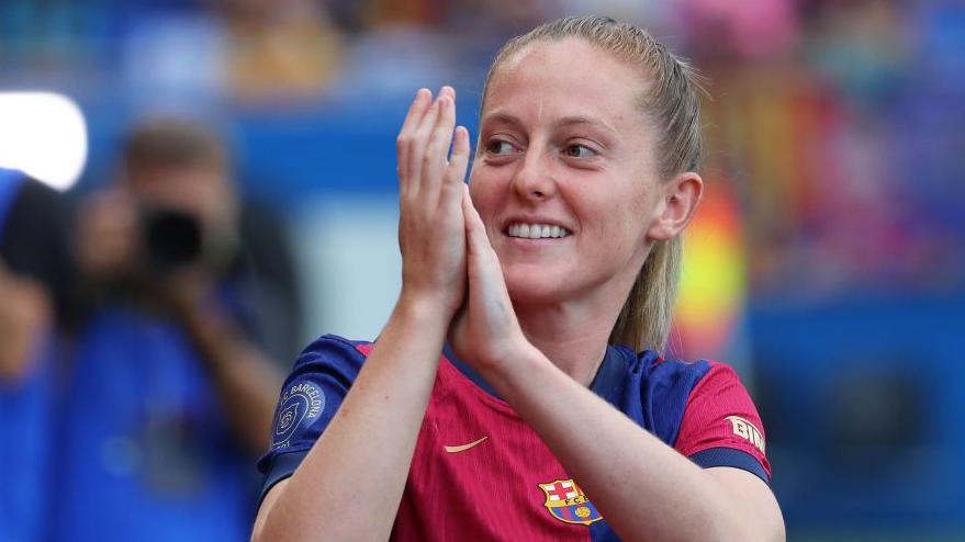 Keira Walsh applauds the Barcelona fans