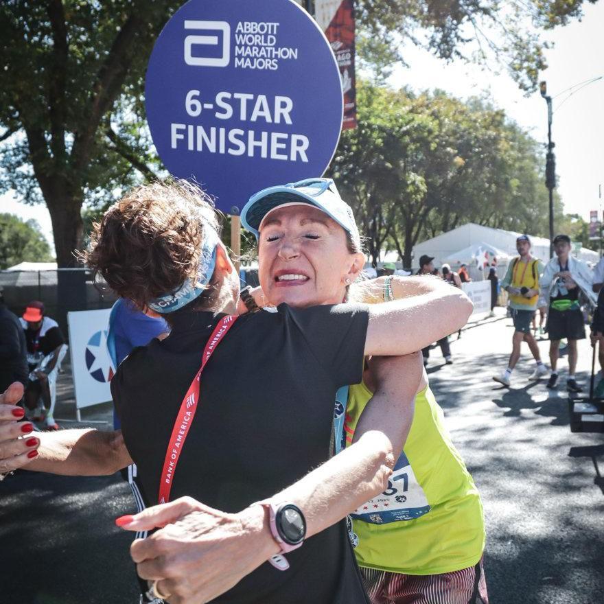 Beks yn cofleidio ffrind