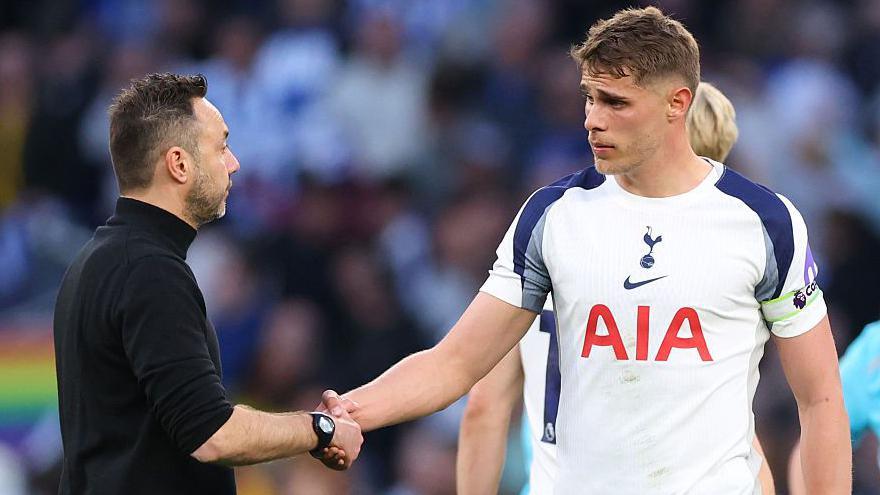 Micky van de Ven and Roberto de Zerbi shaking hands after a Tottenham game