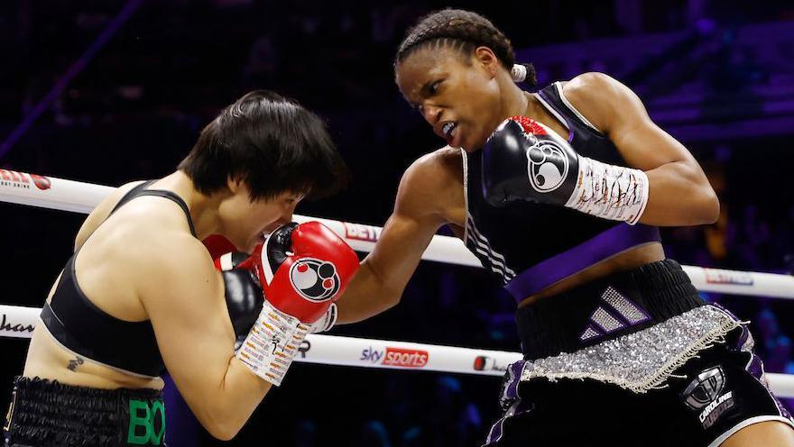 Caroline Dubois lands a punch on the chin of Bo Mi Re Shin