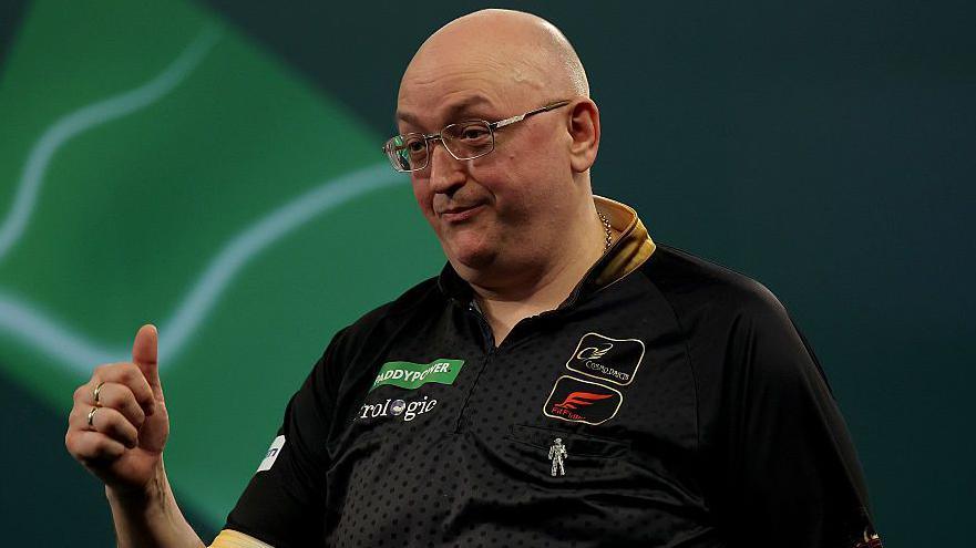 Andrew Gilding gives a thumbs up 