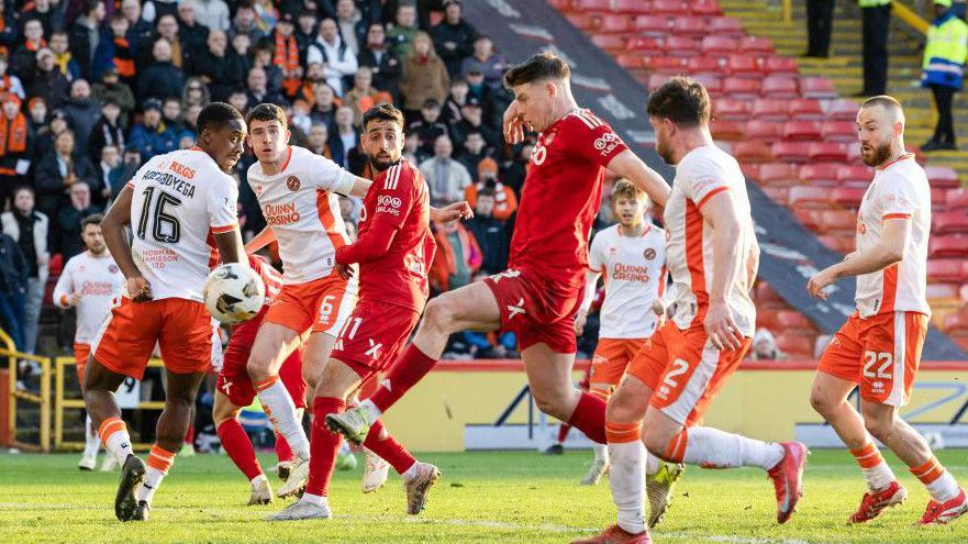 Kevin Nisbet scores a last-gasp equaliser for Aberdeen