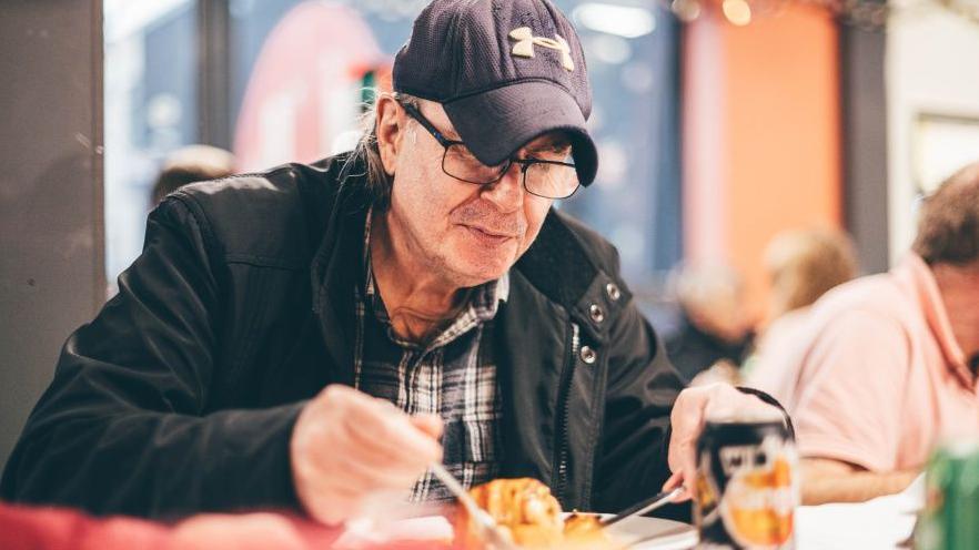 Un o'r cleientiaid yn mwynhau ei fwyd