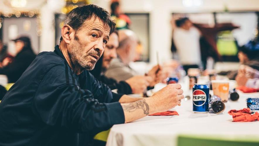 Un o'r cleientiaid yn bwyta