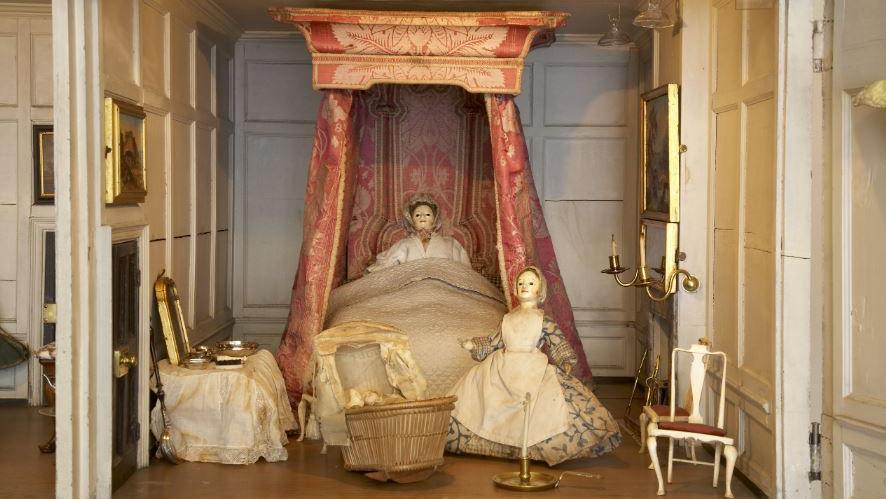 Bedroom in Sarah Lethieullier’s dolls' house