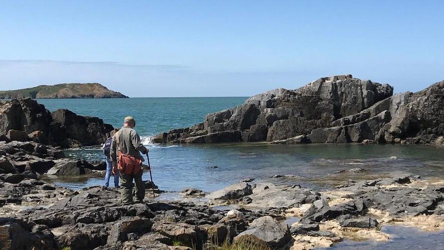Calchfaen Cyn-gambriaidd, ger Bae Cemaes
