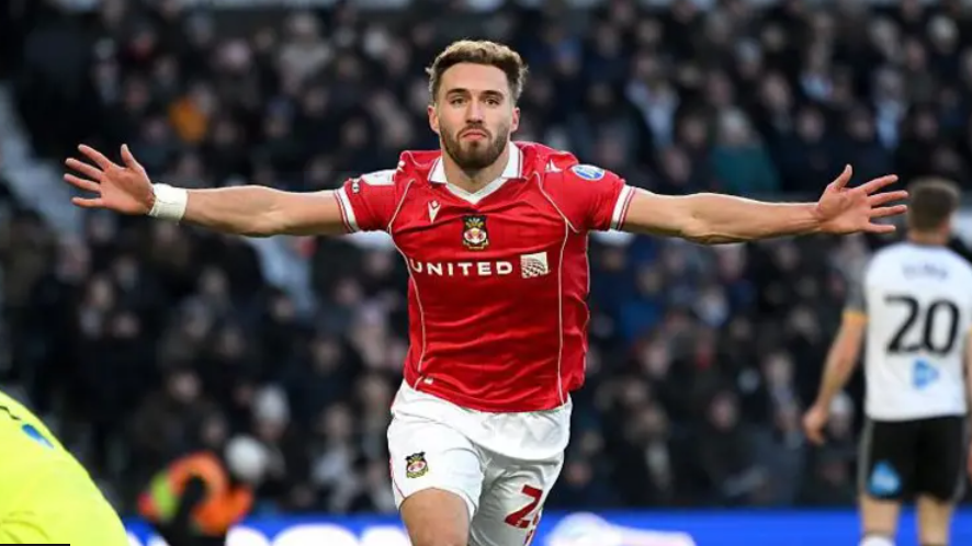 Sam Smith yn dathlu ar ôl sgorio gôl gyntaf Wrecsam ddydd Sul wrth drechu Derby County oddi cartref