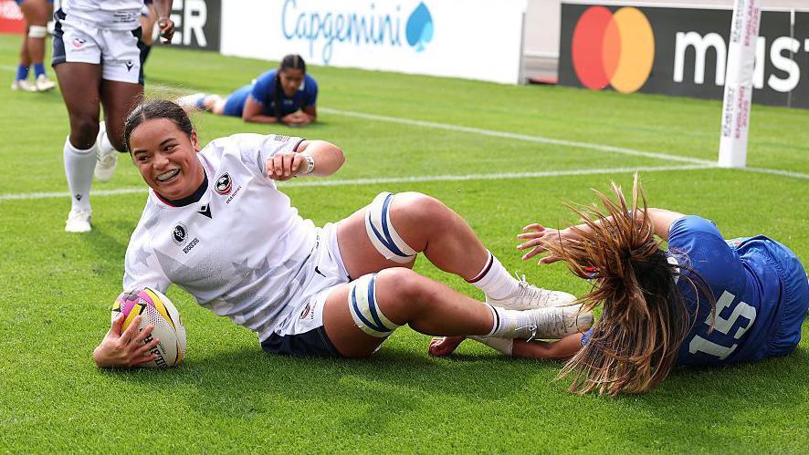 Freda Tafuna scoring a try 