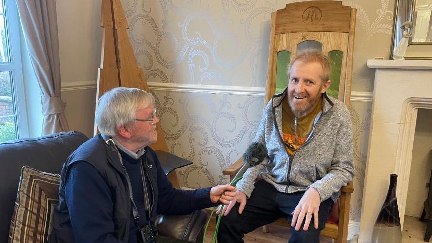 Tudur Hallam a Dei Tomos