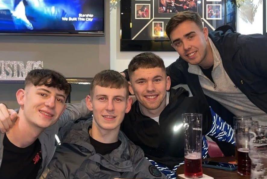 Tomos Jones, Iwan Wyn, Josh Eden a Josh. Bydd Tomos Jones a Josh Eden yn ymuno â'r her yn Y Rhyl