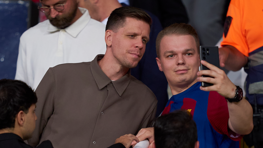 Wojciech Szczesny poses with a fan