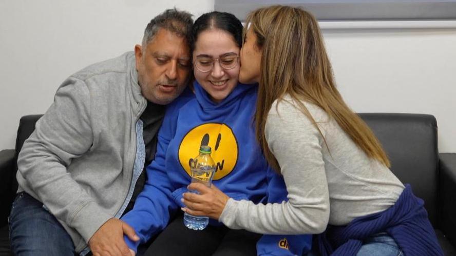 Freed Israeli hostage Liri Albag being embraced by her parents