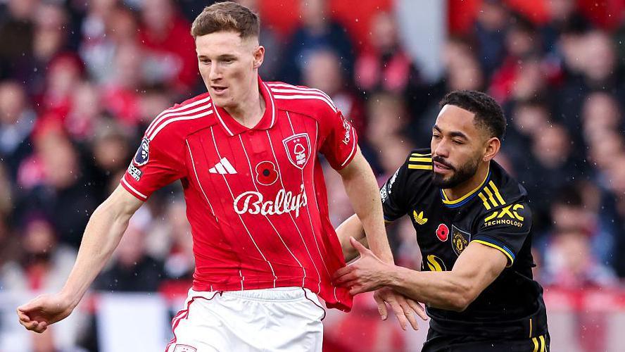Elliot Anderson playing for Nottingham Forest against Manchester United