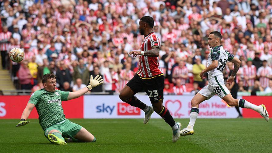 Sheffield United's Tyrese Campbell chips the ball beyond Sunderland's Anthony Patterson