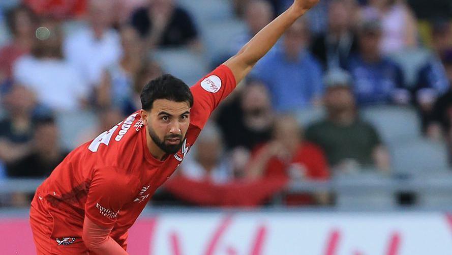 Saqib Mahmood in action for Lancashire Lightning